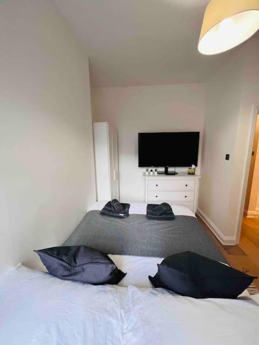 Lovely 2 Bedroom Ground Floor Flat With Garden. London Ngoại thất bức ảnh