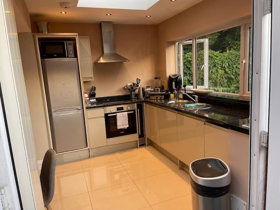 Lovely 2 Bedroom Ground Floor Flat With Garden. London Ngoại thất bức ảnh