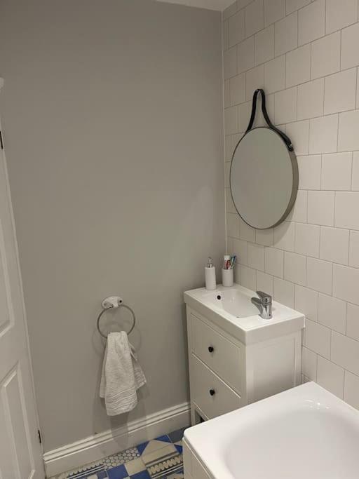 Lovely 2 Bedroom Ground Floor Flat With Garden. London Ngoại thất bức ảnh