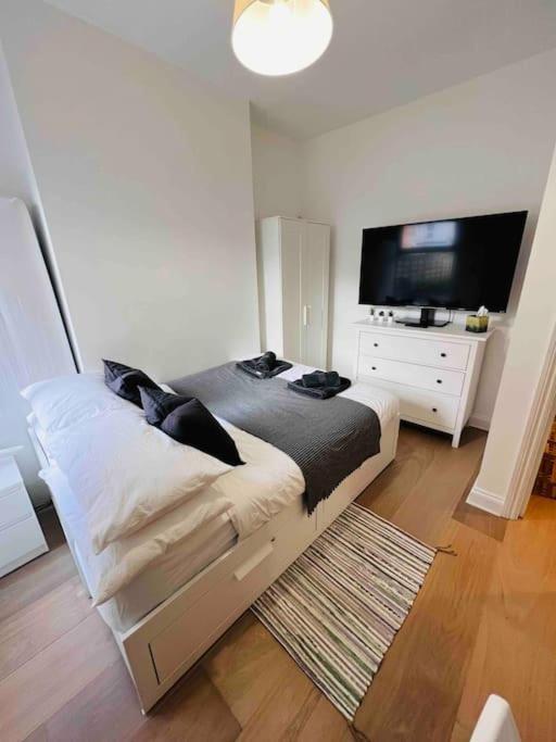 Lovely 2 Bedroom Ground Floor Flat With Garden. London Ngoại thất bức ảnh