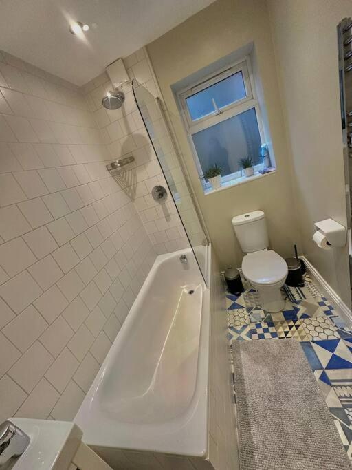 Lovely 2 Bedroom Ground Floor Flat With Garden. London Ngoại thất bức ảnh