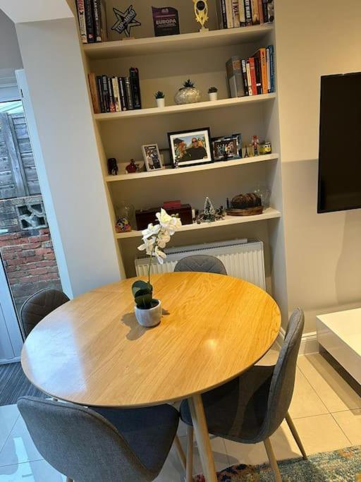 Lovely 2 Bedroom Ground Floor Flat With Garden. London Ngoại thất bức ảnh