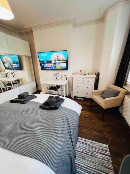 Lovely 2 Bedroom Ground Floor Flat With Garden. London Ngoại thất bức ảnh